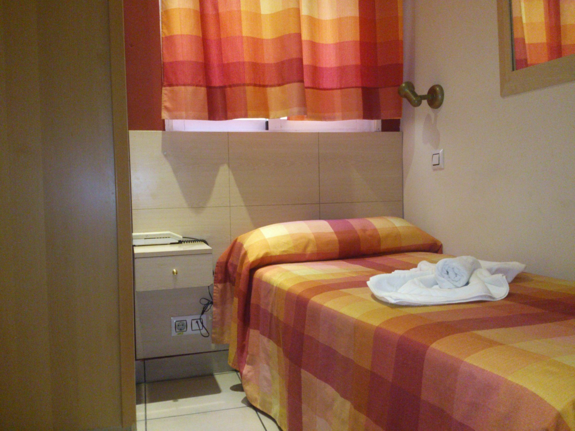 Hostal Inter Plaza Mayor Auto Check In Madrid Exteriör bild